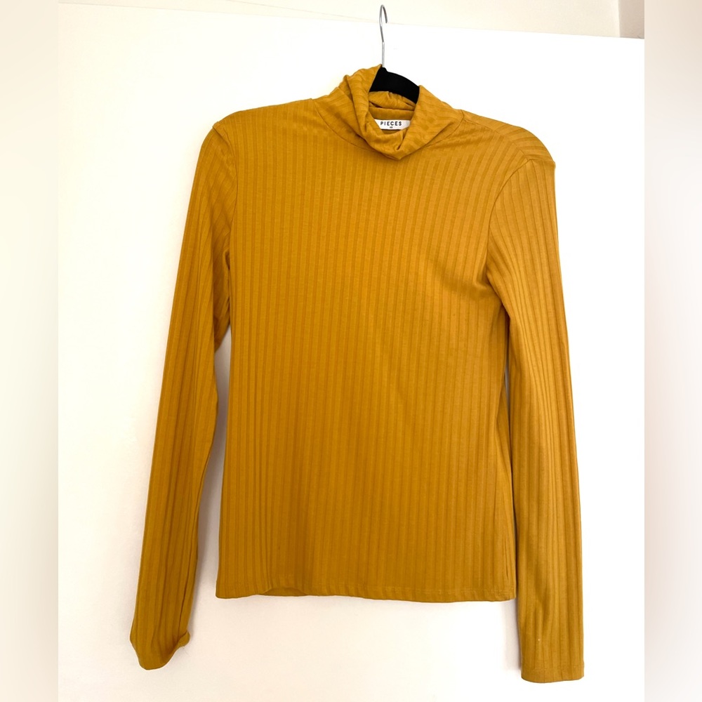 Ribbed mustard yellow turtleneck XS